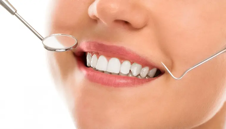 Primer plano de una sonrisa durante una revisión dental