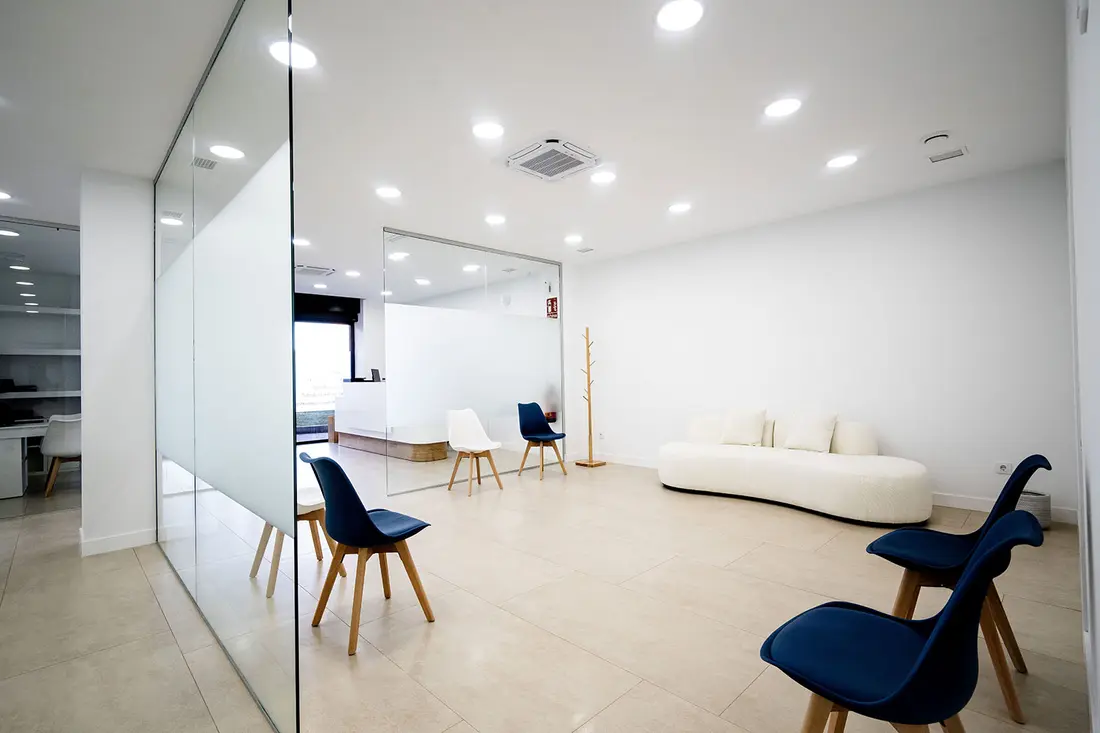 Sala de espera de la clínica, vista desde el pasillo de gabinetes